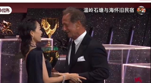 章子怡遇颁奖“滑铁卢”,遭对方强吻很尴尬,疑被摸臀部瞬间黑脸