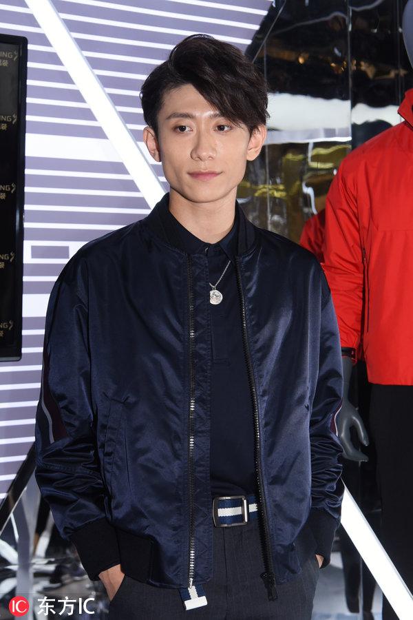 张一山腮帮子明显也不削骨，“天然帅哥”露齿大笑清爽帅气