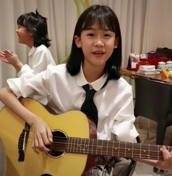 陆毅晒全家近照,鲍蕾带俩女儿出镜,一家四口共用一张脸?