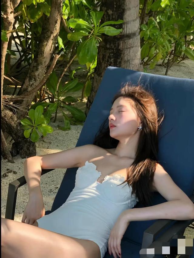 任敏晒海岛度假库存照,扑面而来的清新感,脸蛋甜美身材却很性感