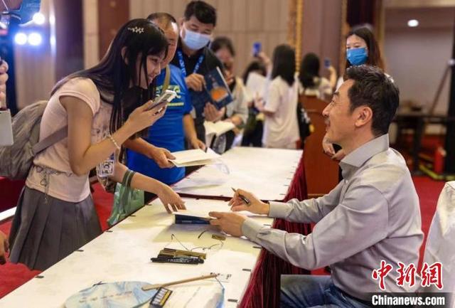 演员宁理首部译作《宇航员的终结:谁将飞往无人星际》面世