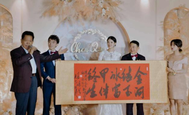 妻子病逝1年后娶小25岁娇妻,公司年入2934亿,坐拥2333吨金矿