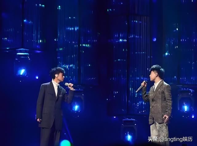 歌手第十期排名,那英终于得第一名,激动亲吻杨杨和沈梦辰