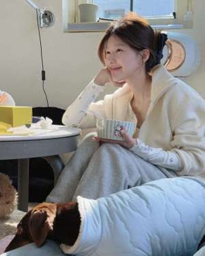 赵露思多少岁(26岁赵露思深夜晒美照，穿羽绒服能正常走路了，素颜出镜略显憔悴)