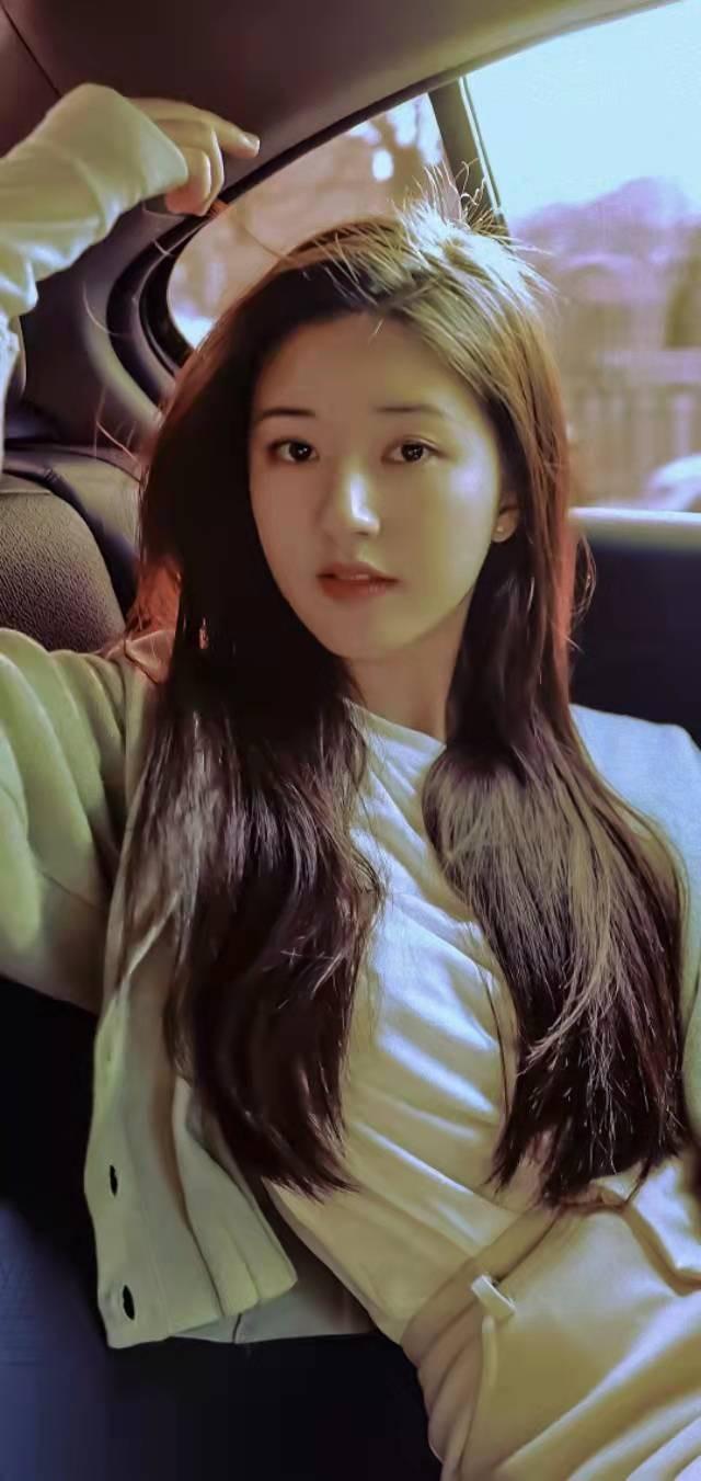 赵露思的老师给她起英文名Lucy,她改个字母,马上变得有小女人味