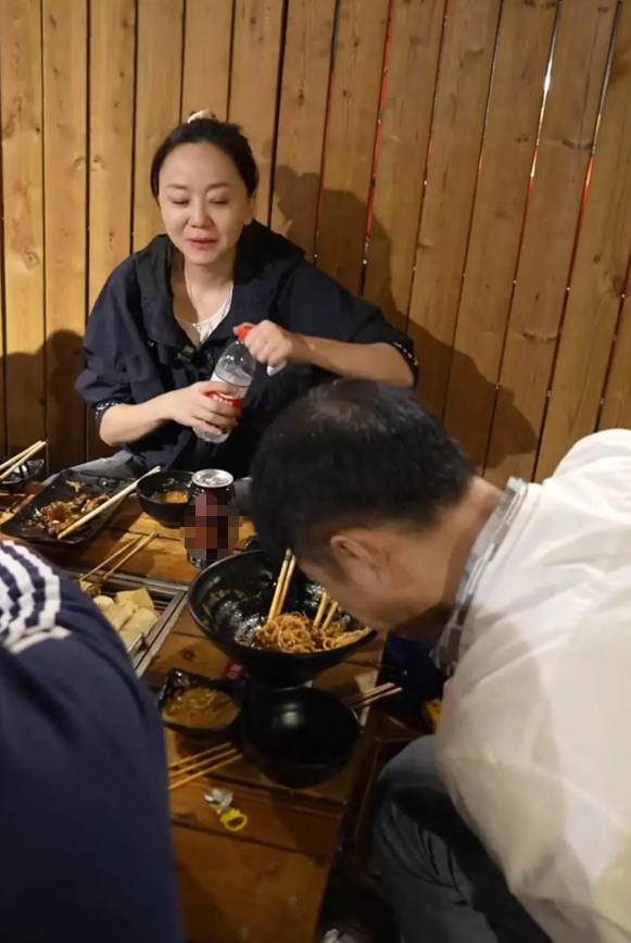 46岁王一楠携老公回昆明老家,父亲和姐姐罕见露面,高鑫全程贴心