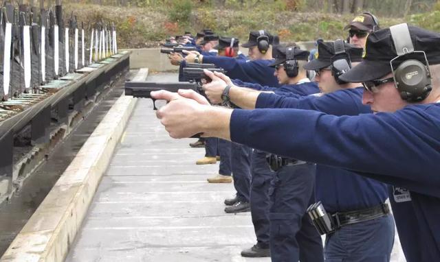 越战老兵将警察一枪爆头!美国警察在什么情况下会开枪?