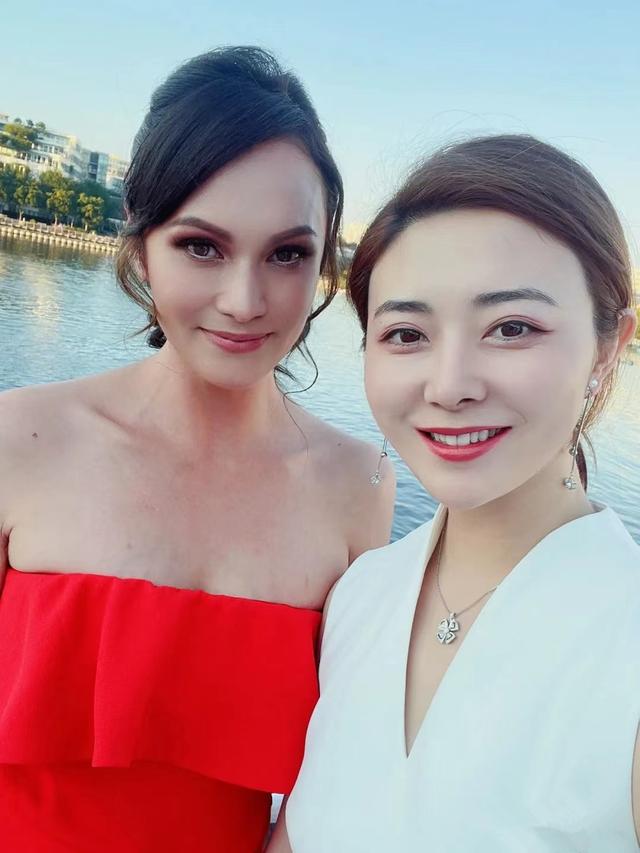 张柏芝姐姐近照!化浓妆穿连体衣秀身材,美貌出众定居国外当艺人