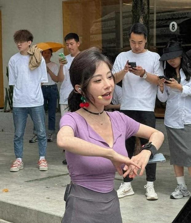冯提莫成都惊艳亮相，大秀性感美胸，网友直呼审美新高度！