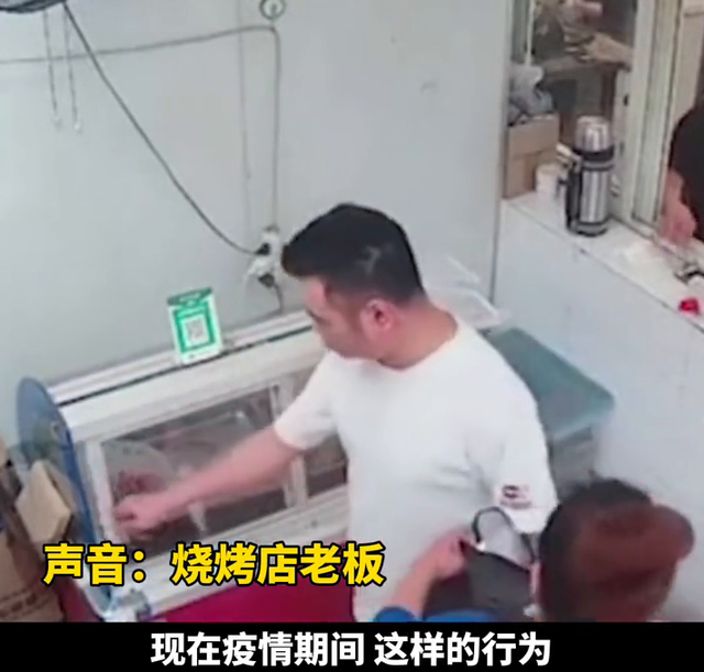 顾客拿起肉串闻闻又放下,老板发现后,当她面把肉串拿出来扔了