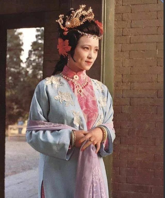 她美丽而低调,本是林黛玉扮演者的候选人,因年龄大演了秦可卿