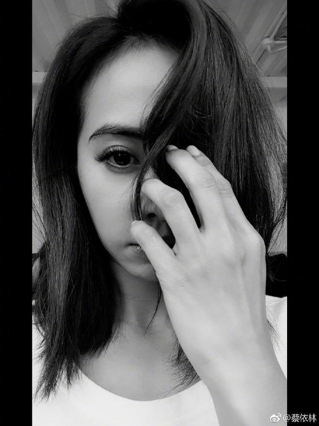 蔡依林自曝最近埋头读书 随意拨弄秀发妩媚可爱