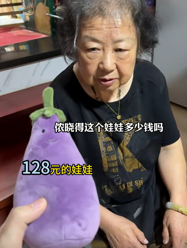 笑岔气了!80岁上海阿婆走红,网友:简直是我的嘴替