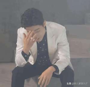 肖战近视多少度(肖战近视原因有越来越近写字姿势出卖他粉丝：同款姿势求拯救)