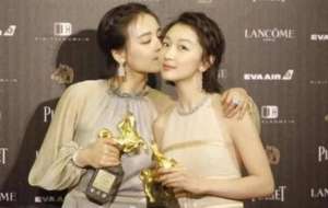 周冬雨胸(周冬雨真是平胸妹子的骄傲，穿一袭吊带裙超惊艳，没胸也能美成仙)