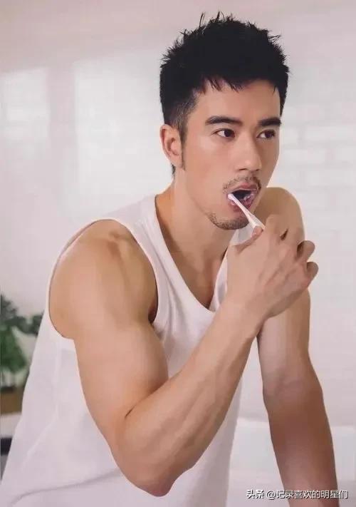 纪言恺太帅了,留着小胡子更加帅气迷人!