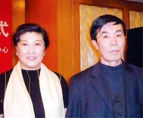 2005年,高秀敏追悼会上众星云集,赵本山低着头若有所思