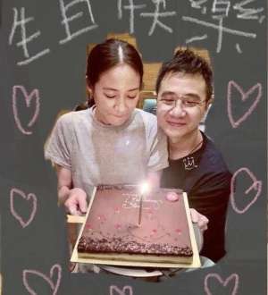 林嘉欣图片(42岁林嘉欣与老公罕见同框，坐其大腿相互依偎，手捧蛋糕好甜蜜)