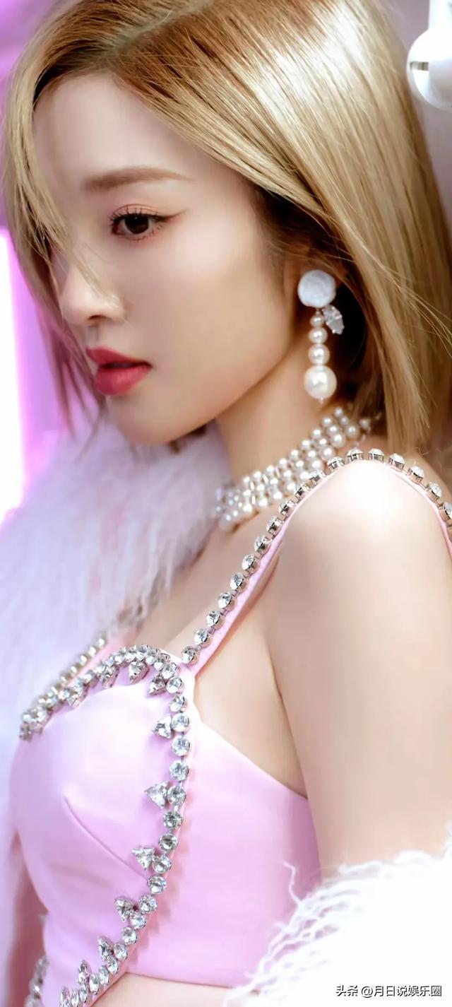 唐艺昕微博之夜妆造壁纸,粉嫩可爱小女人,端庄大气小嫂嫂