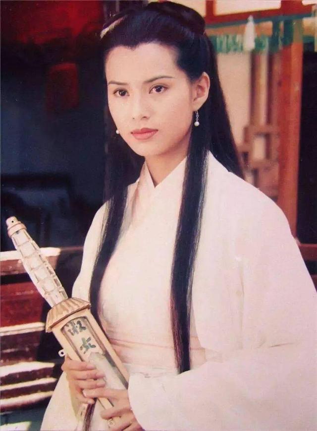 她的情感不太顺利,浪费10年时间,还倒贴上亿,如今现状令人惋惜