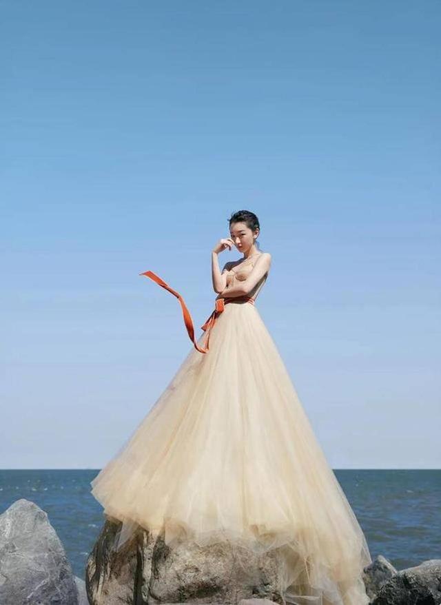 周冬雨真是平胸妹子的骄傲,穿一袭吊带裙超惊艳,没胸也能美成仙