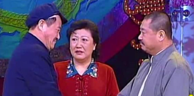 2005年,高秀敏追悼会上众星云集,赵本山低着头若有所思