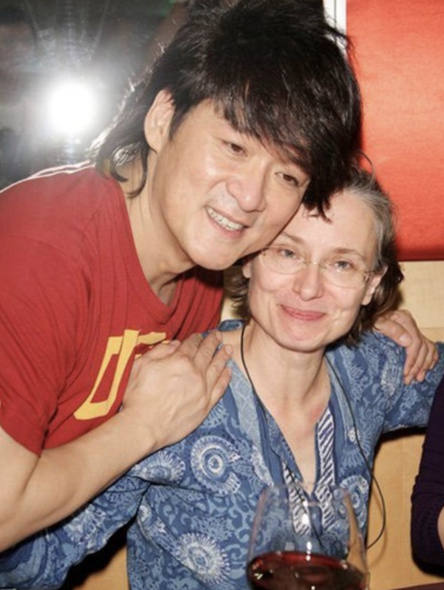 周华健混血儿子晒写真,34岁周厚安成熟有型,打喷嚏受伤自嘲老了