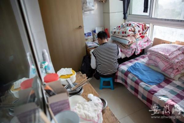 为陪护父亲,14岁少年蜗居医院阳台7年