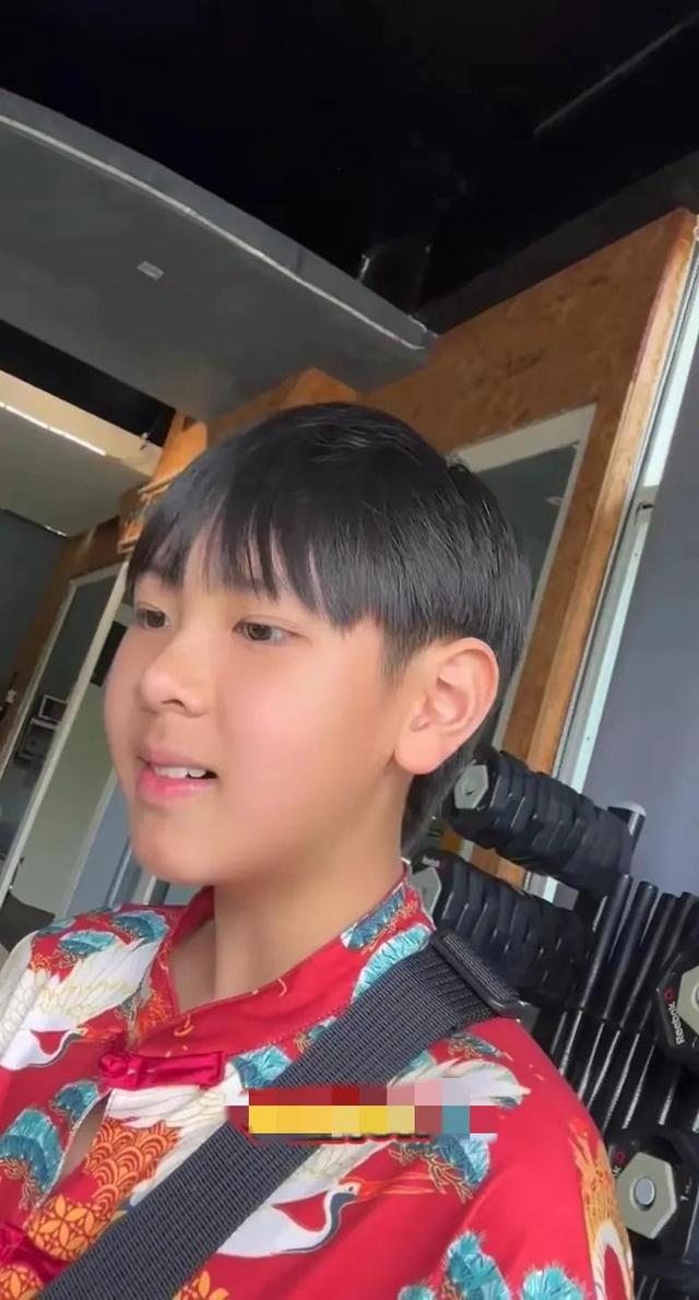吴尊在文莱豪宅过年,Max在家舞狮,neinei比妈妈漂亮,她腿好长