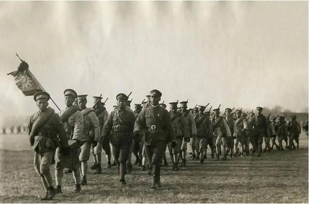 41年,蒋介石见士兵衣着破烂大怒,陈明仁嘲讽:都是你发的破布料