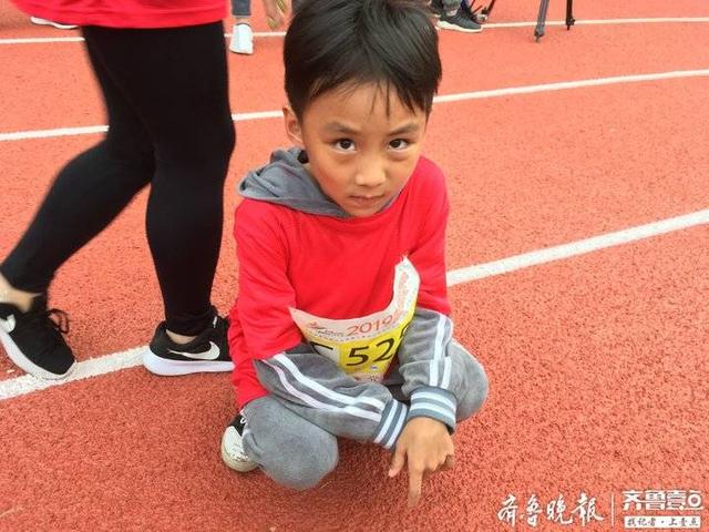 枣庄二年级小学生跟家人跑迷你马,观众为他加油,坚持跑完全程