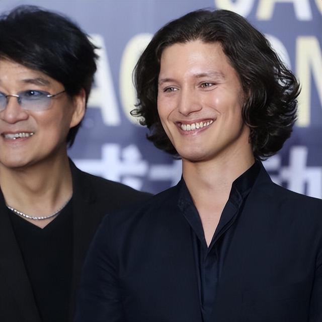 周华健混血儿子晒写真,34岁周厚安成熟有型,打喷嚏受伤自嘲老了