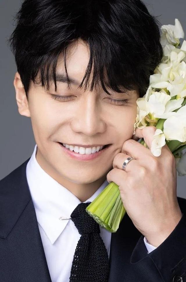 韩国男星李昇基,韩国娱乐圈的宝藏男孩