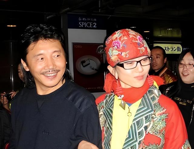 与杨丽萍离婚多年后,前夫刘淳晴毅然回到身边,无儿无女也无妨
