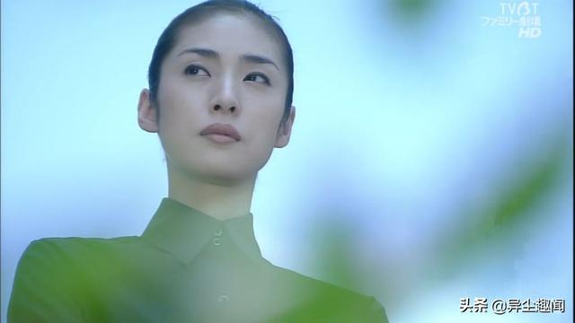 《女王的教室》17年了！剧中严厉恶魔老师54岁近照，Q弹少女肌肤