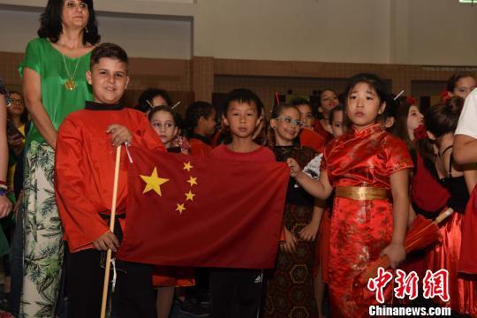 巴西圣保罗慈佑学校举办“民族节” 华裔学生首次参加