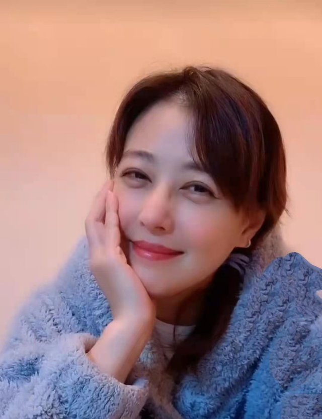 “最美周芷若”周海媚晒近照，眼角细纹太深显老态，54岁仍未婚