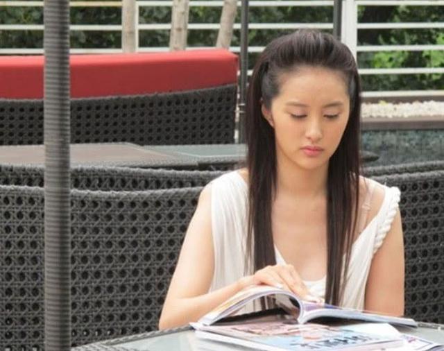靠“丑女”成名,却因“得罪”张艺谋被除名,李欣汝如今过得如何