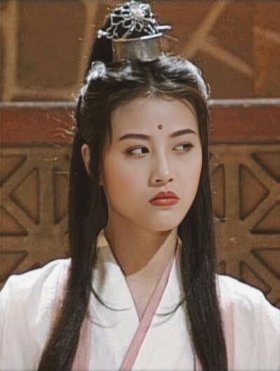 “最美周芷若”周海媚晒近照，眼角细纹太深显老态，54岁仍未婚
