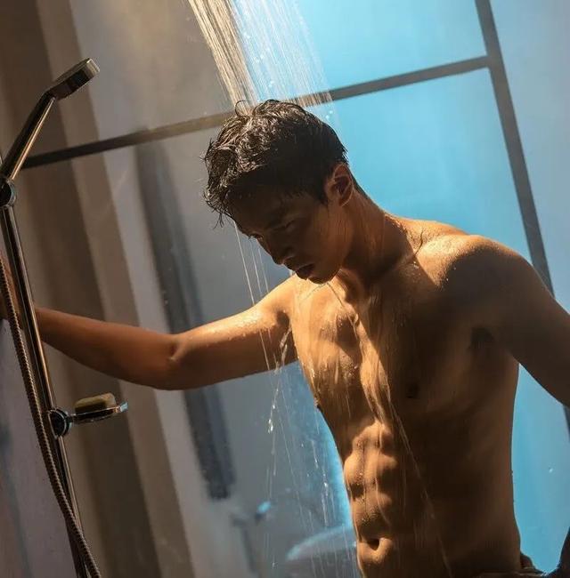 韩国男星李昇基,韩国娱乐圈的宝藏男孩