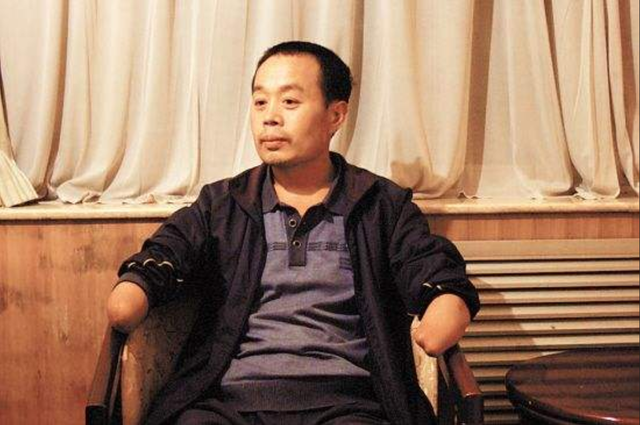 2007年,河南村民举报恶霸,遭报复砍断双手,事后向警方索赔70万