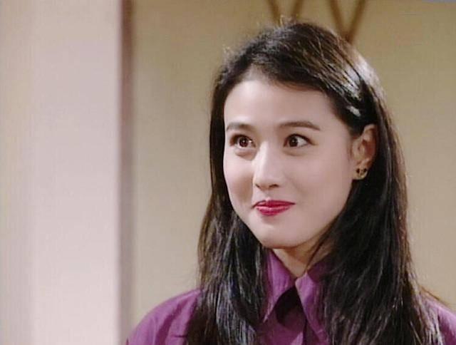“最美周芷若”周海媚晒近照，眼角细纹太深显老态，54岁仍未婚