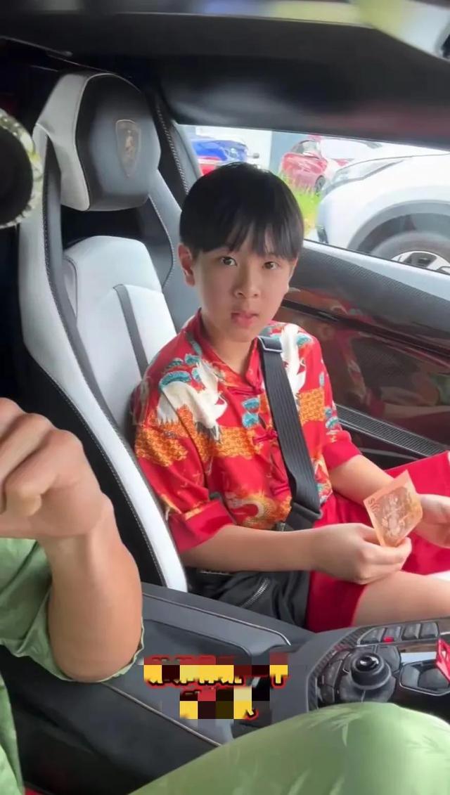 吴尊在文莱豪宅过年,Max在家舞狮,neinei比妈妈漂亮,她腿好长