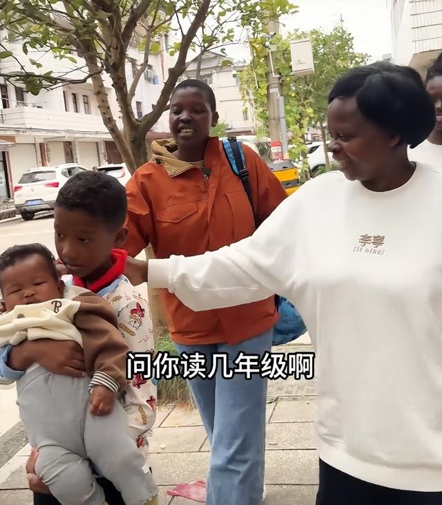 吴子安对外婆太生疏,网友质疑rose对其缺关心,孩子心理怕出问题