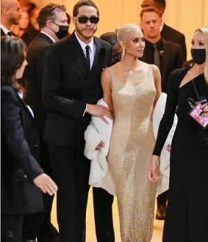 欧美大屁(金卡戴珊为穿梦露旧服3周减重16磅，却因屁股太大，拉链都拉不上)