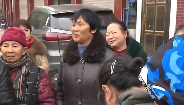 50多岁的单身汉一生未婚，突然天降一个女儿，医生鉴定：亲生的