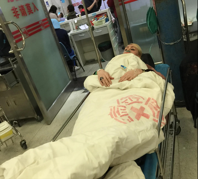 2013年,德国美女声泪俱下,感谢中医,救了她们一家