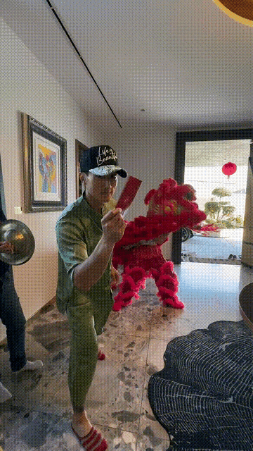 吴尊在文莱豪宅过年,Max在家舞狮,neinei比妈妈漂亮,她腿好长