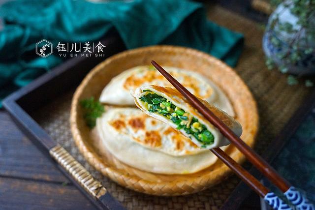这才是韭菜盒子正确的做法,饼皮放凉后不干不硬,咬一口味道真香