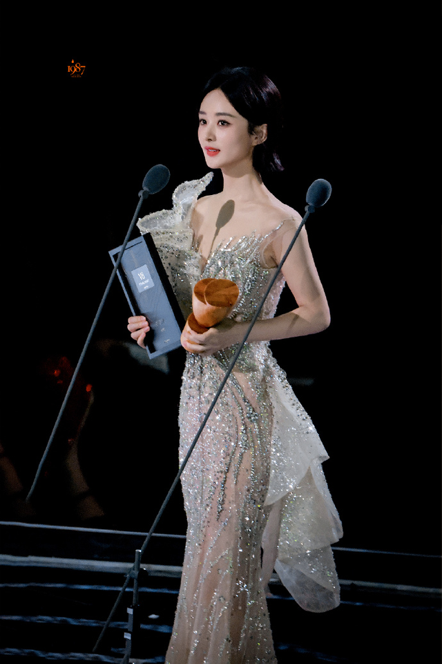 星光大赏高定礼服：赵丽颖二手稳坐C位，唐嫣两套咖位不如成毅